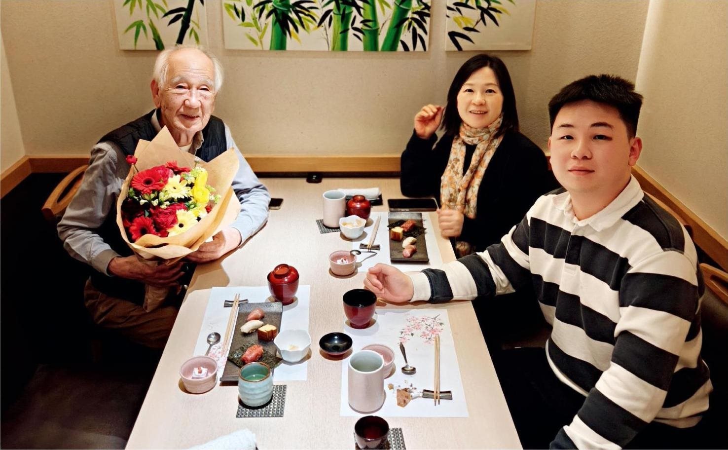 佐佐木俊一與彭林（中）、彭俊霖（右）在一起。