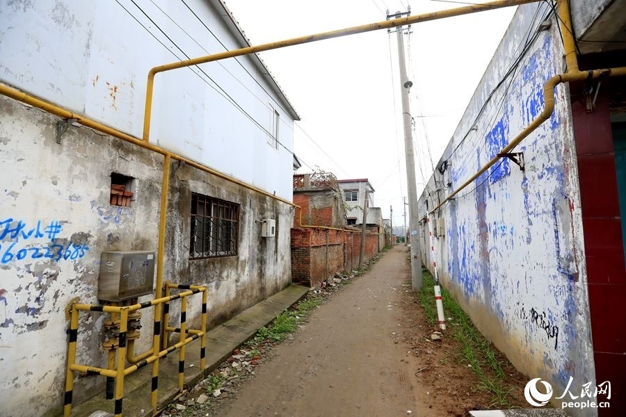 中燃公司在玉山鎮(zhèn)鋪設(shè)完工的燃?xì)夤芫W(wǎng)。人民網(wǎng)記者 慎志遠(yuǎn)攝