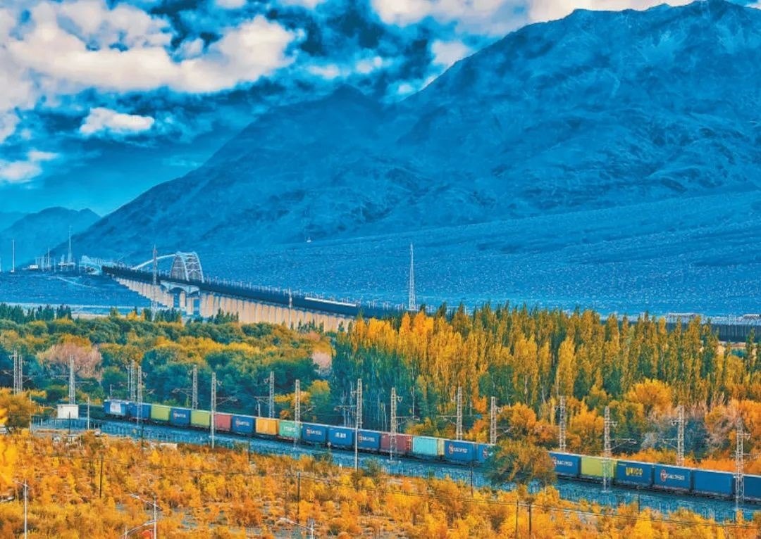 2013年，隨著共建“一帶一路”倡議提出，中歐班列應運而生。今年11月20日，第十萬列中歐班列正式出境。截至目前，中歐班列累計運送貨物超1100萬標箱、貨值超4200億美元，貨物品類達53大類5萬余種。圖為中歐班列行駛在新疆烏魯木齊達坂城濕地。擺風亮 攝（新華社發(fā)）