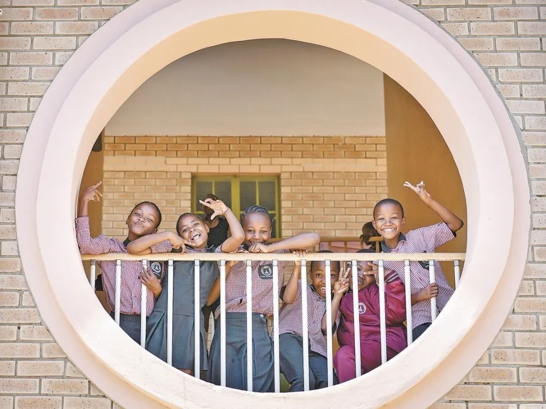 位于博茨瓦納南部的莫帕尼小學是中國援建的現(xiàn)代化學校，當?shù)貎和慕逃龡l件因此得到改善。圖為莫帕尼小學課間休息的學生們。新華社記者 韓旭 攝