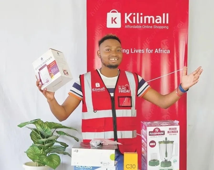 隨著“絲路電商”國際合作深入推進，共建“一帶一路”國家雙多邊數(shù)字貿易規(guī)則對接不斷強化。借助“絲路電商”合作機制，肯尼亞主播迪克森·恩甘加在當?shù)刂辈ж?。劉婉?攝（新華社發(fā)）