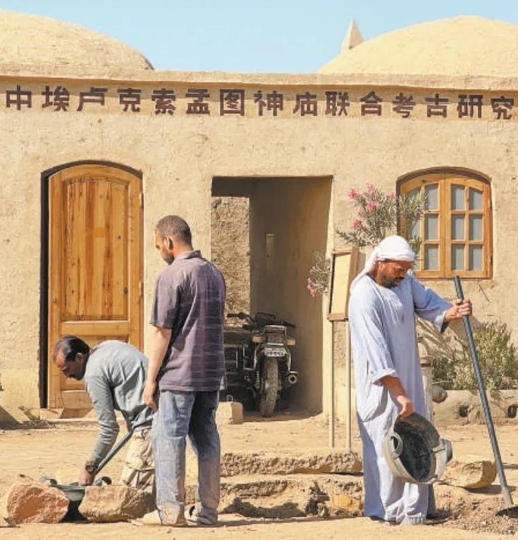 中埃（及）盧克索孟圖神廟聯(lián)合考古項目在考古發(fā)掘、文物保護等方面，不斷統(tǒng)一技術標準，互學互鑒理念方法，推動神廟實地景象和出土文物重現(xiàn)于世人面前。圖為工作人員在項目現(xiàn)場進行發(fā)掘清理工作。新華社記者 王東震 攝