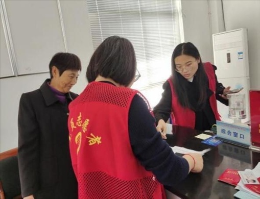 代辦人員為村民辦理醫(yī)保報(bào)銷。 圖片來(lái)源：江蘇南通啟東市數(shù)據(jù)局