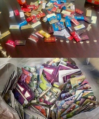 孩子們收集的煙卡、卡牌。受訪者供圖