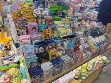 北京某文具店卡牌盲盒柜臺，未設(shè)相關(guān)提醒。人民網(wǎng)記者 黃鈺攝