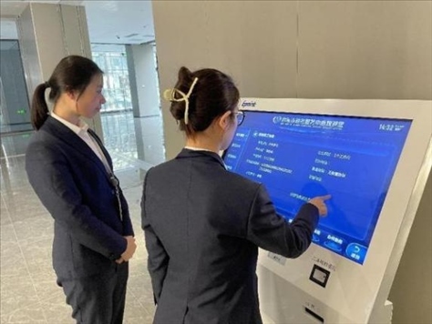 督查專班查看事項(xiàng)覆蓋“全不全”辦事流程“通不通”。 圖片來(lái)源：江蘇南通啟東市數(shù)據(jù)局