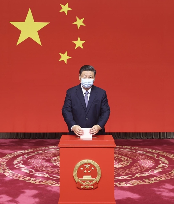 2021年11月5日，習(xí)近平在北京市西城區(qū)中南海選區(qū)懷仁堂投票站參加區(qū)人大代表選舉投票。