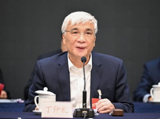 全國(guó)人大常委會(huì)副委員長(zhǎng)、歐美同學(xué)會(huì)會(huì)長(zhǎng)丁仲禮作工作報(bào)告