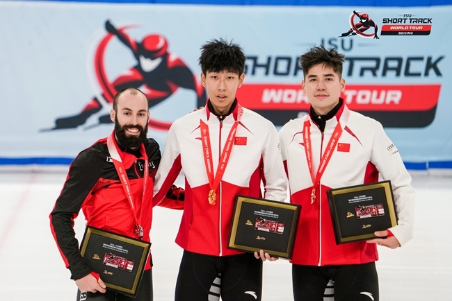 男子500米頒獎(jiǎng)儀式，中國(guó)選手孫龍(中)奪得冠軍，加拿大選手杜博伊斯(左)獲得亞軍，中國(guó)選手劉少昂獲得季軍。賽事組委會(huì)供圖