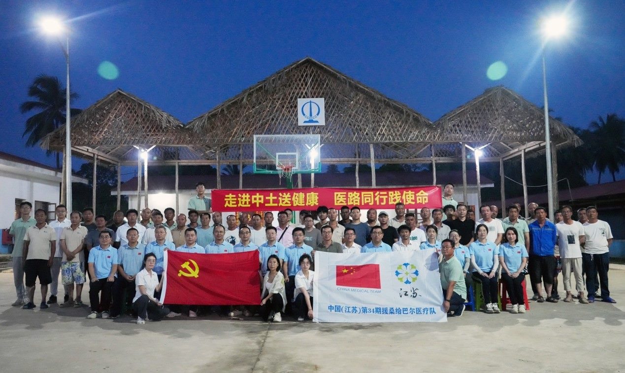 醫(yī)療隊(duì)與中土東非桑島分公司合影。中國土木供圖