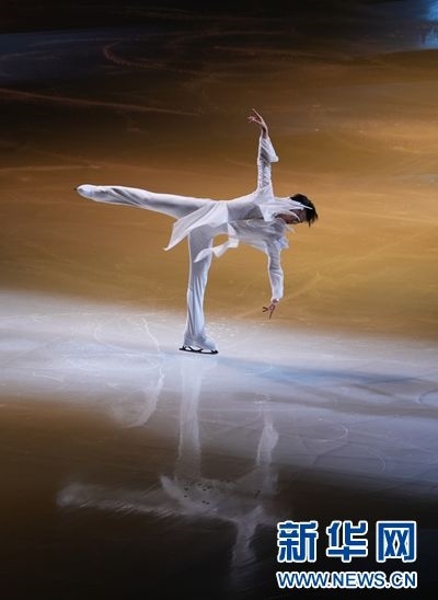 圖為羽生結(jié)弦在表演中。記者 錢錚 攝