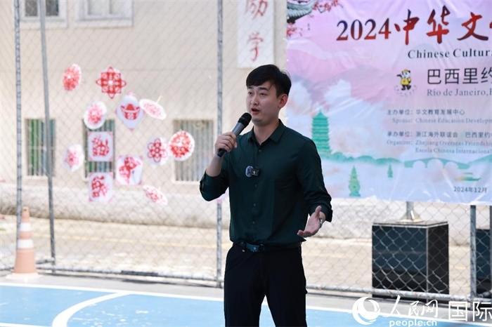 歌曲《故鄉(xiāng)的云》喚起了在外游子對故鄉(xiāng)的懷念。人民網(wǎng)記者 陳海琪攝