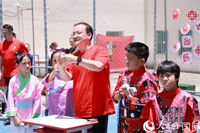 趣味數(shù)學節(jié)目以富有創(chuàng)意的數(shù)字游戲和魔尺變幻為亮點，激發(fā)了孩子們的數(shù)學思維與想象力。人民網(wǎng)記者 陳海琪攝