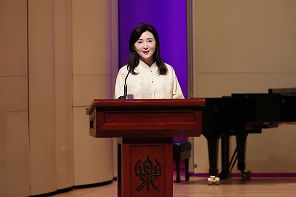 中央音樂學(xué)院黨委書記、中國民族管弦樂學(xué)會胡琴專業(yè)委員會會長于紅梅致辭。中國民族管弦樂學(xué)會胡琴專業(yè)委員會供圖