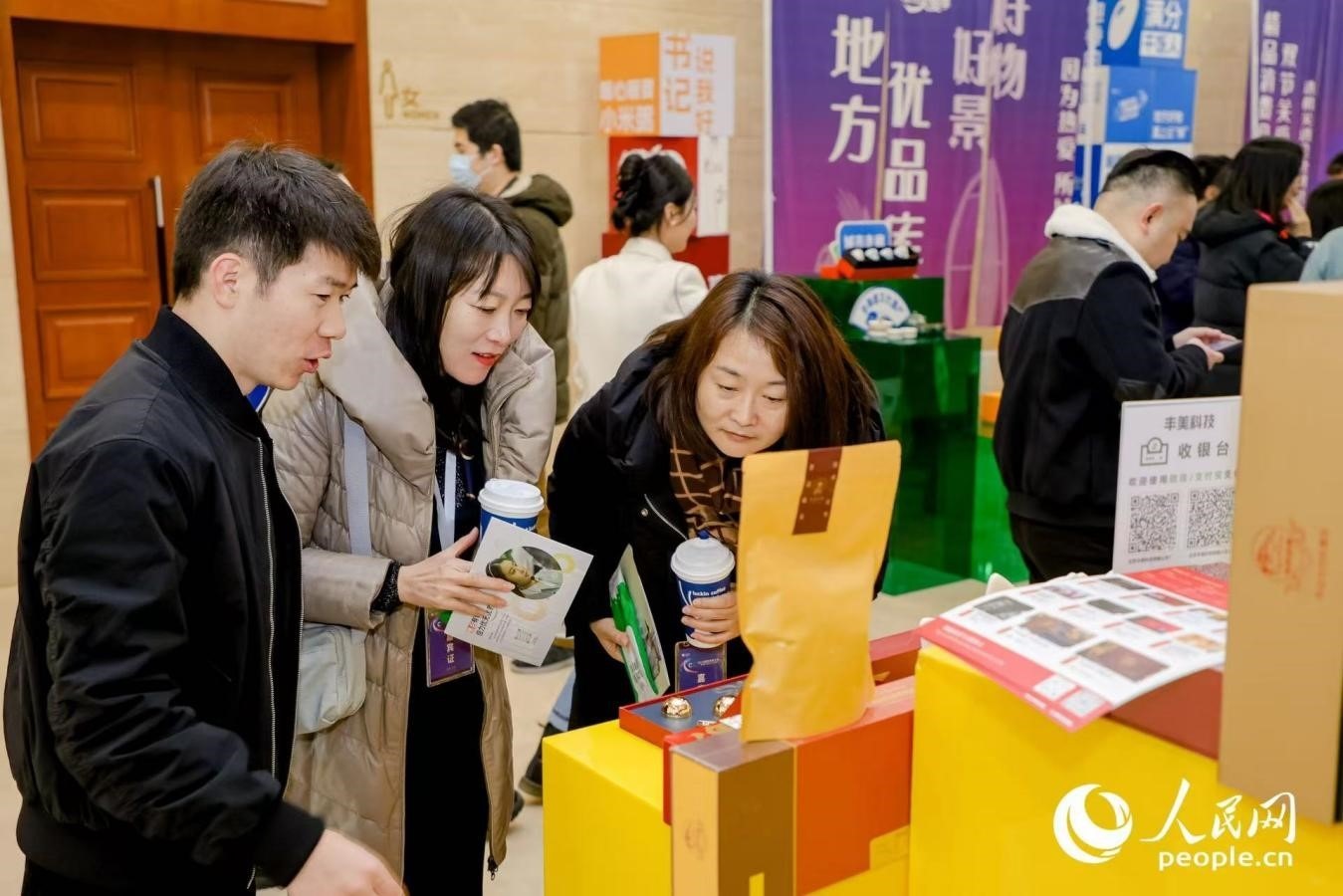 “精品消費(fèi)月·雙節(jié)關(guān)愛(ài)季”專項(xiàng)工作首站活動(dòng)現(xiàn)場(chǎng)。