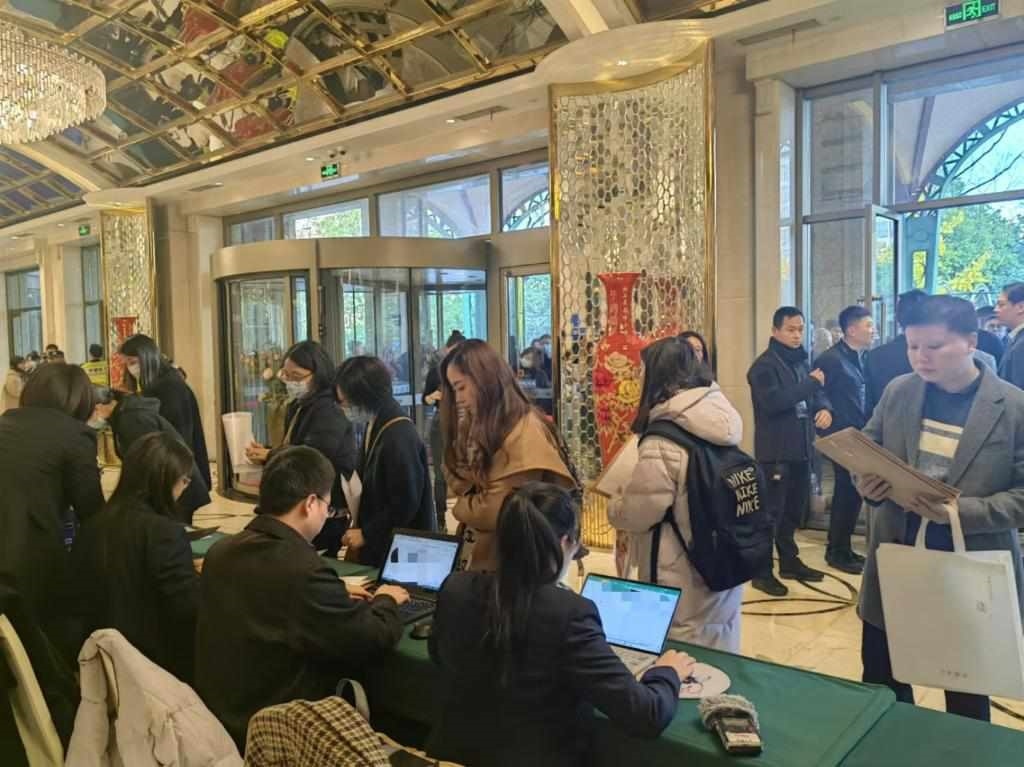 12月12日，第十批國家組織藥品集中帶量采購現(xiàn)場(chǎng)。新華社記者龔雯 攝
