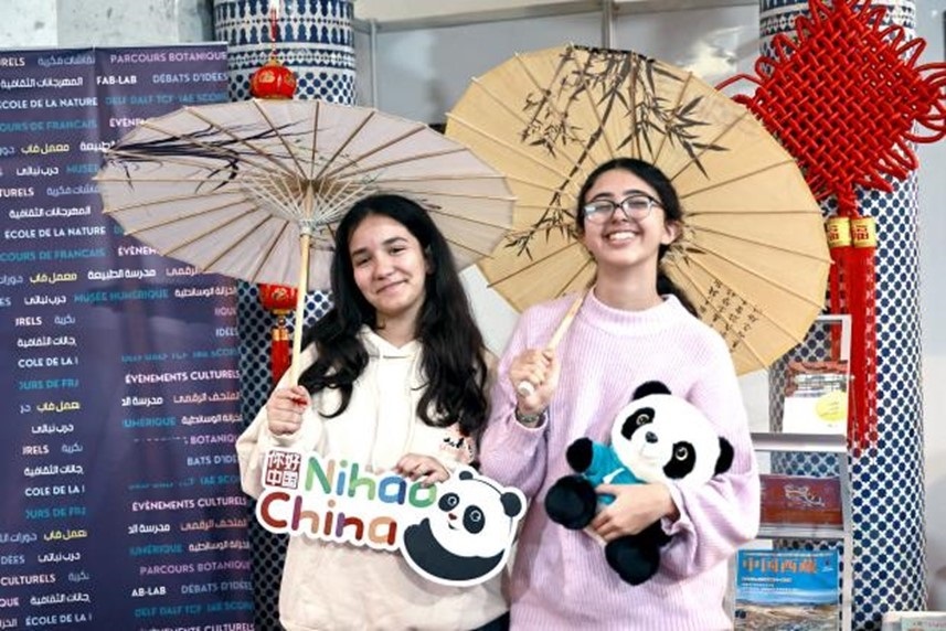 兩名女孩在合影。拉巴特中國(guó)文化中心供圖