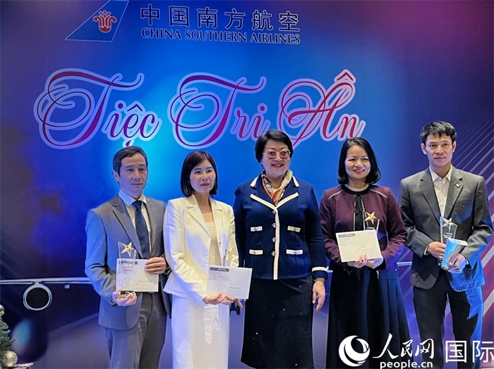 中越航司界代表在交流會(huì)上合影。人民網(wǎng)記者 楊曄攝