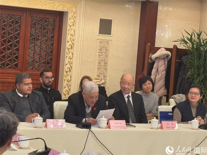 老一輩赴古留學(xué)生代表徐世澄在座談會(huì)上發(fā)言。人民網(wǎng)記者 趙健攝