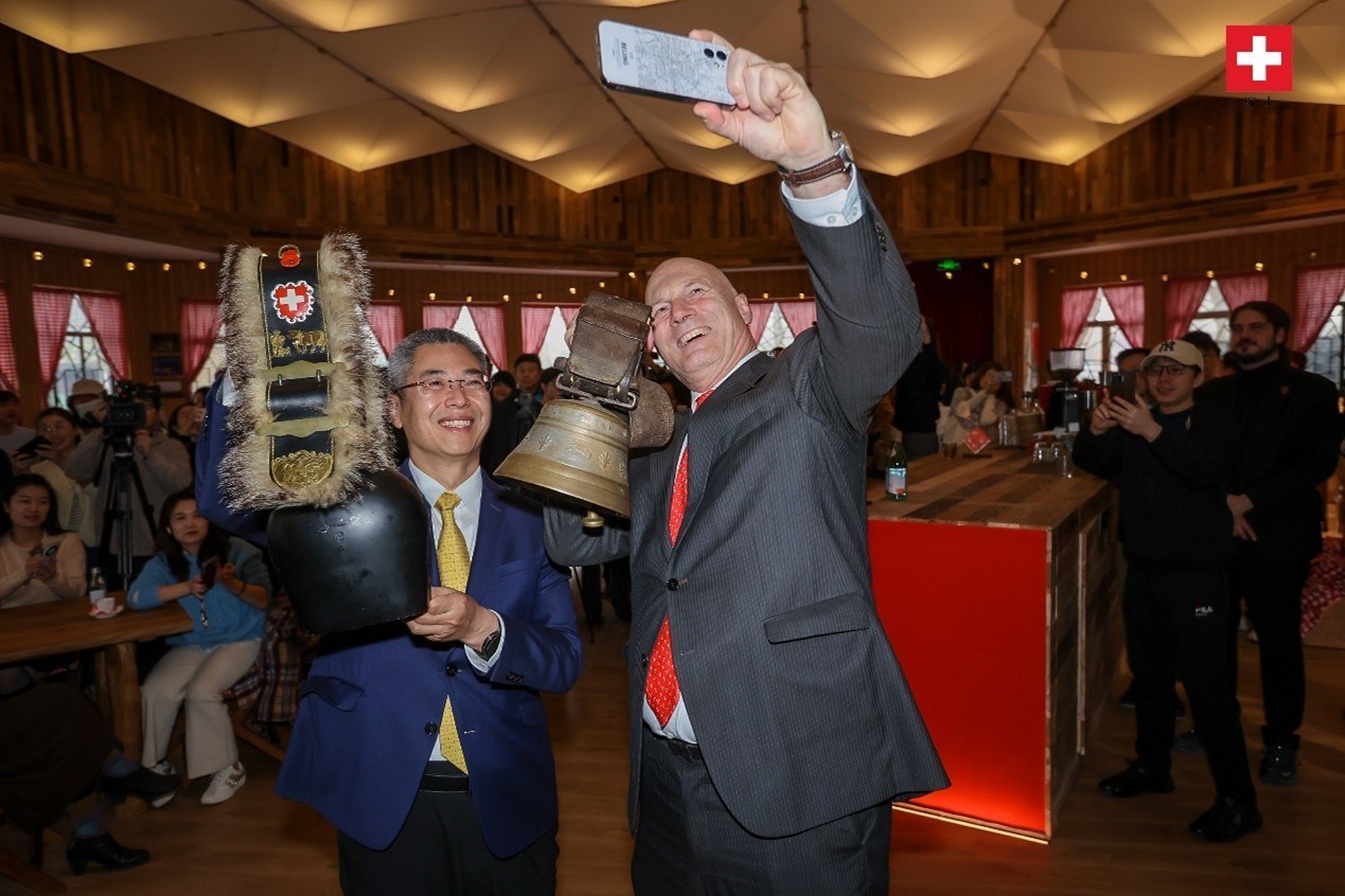 瑞士駐華大使白瑞誼與北京市西城區(qū)委副書記、代區(qū)長郅海杰搖響瑞士牛鈴，共同為小木屋揭幕。瑞士駐華大使館供圖