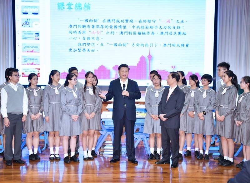 △2019年12月19日，在濠江中學附屬英才學校觀摩以“‘一國兩制’與澳門”為題的中國歷史公開課后，習近平主席走到學生中間即席發(fā)表重要講話。