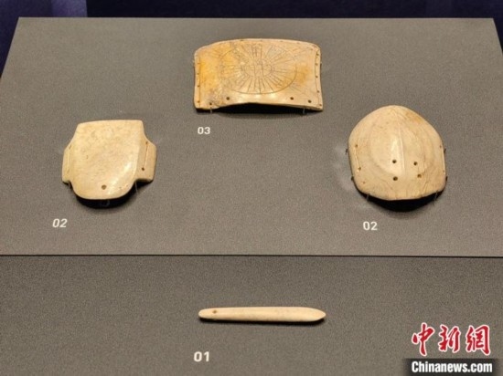 12月14日，“文明先鋒—凌家灘文化玉器展”在故宮博物院文華殿開幕。圖為展覽現(xiàn)場(chǎng)的玉龜、玉版和玉簽。 中新社記者 應(yīng)妮 攝