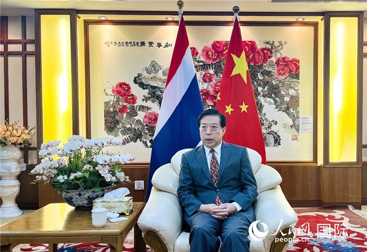 2024年12月10日，中國駐泰國大使韓志強(qiáng)在泰國曼谷接受中國—東盟中心（ACC）組織的“多彩東盟：2024年中國媒體東盟行”媒體團(tuán)采訪。人民網(wǎng)記者 羨江楠攝