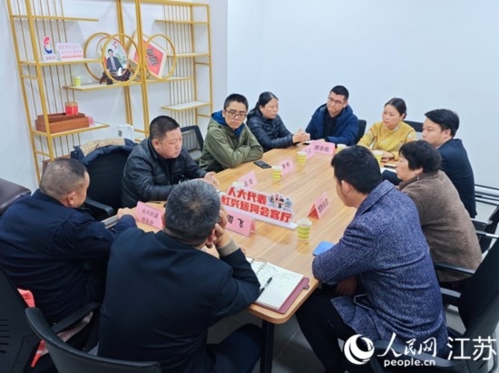 “紅興會客廳”，一場助企紓困協(xié)調(diào)會正在進(jìn)行。人民網(wǎng) 徐晨曦攝