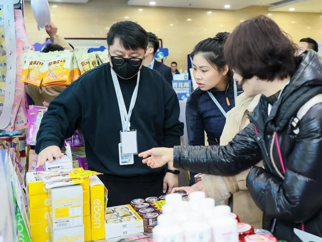 嘉賓了解展區(qū)里的寵物“零食”。劉磊攝