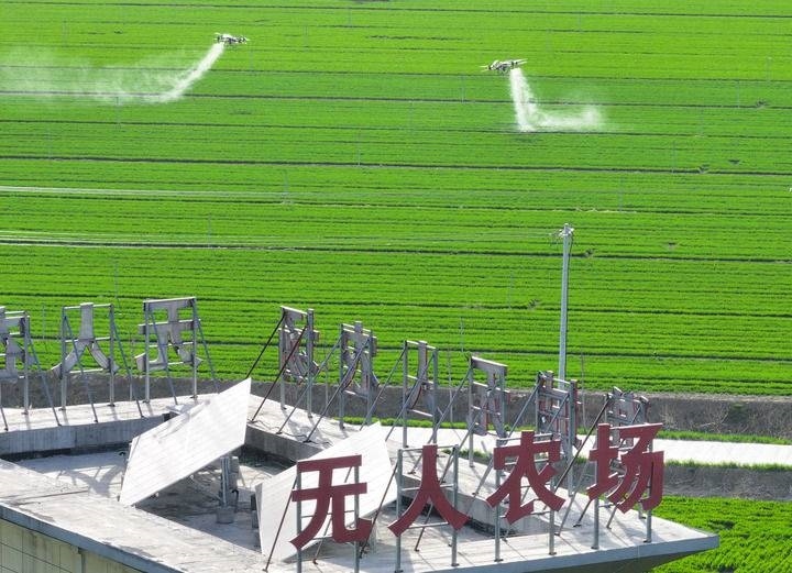 2024年3月19日，在安徽省亳州市譙城區(qū)趙橋鄉(xiāng)雙樓村的無人農(nóng)場，農(nóng)業(yè)無人機(jī)按照事先設(shè)定好的線路進(jìn)行作業(yè)（無人機(jī)照片）。新華社記者 杜宇 攝
