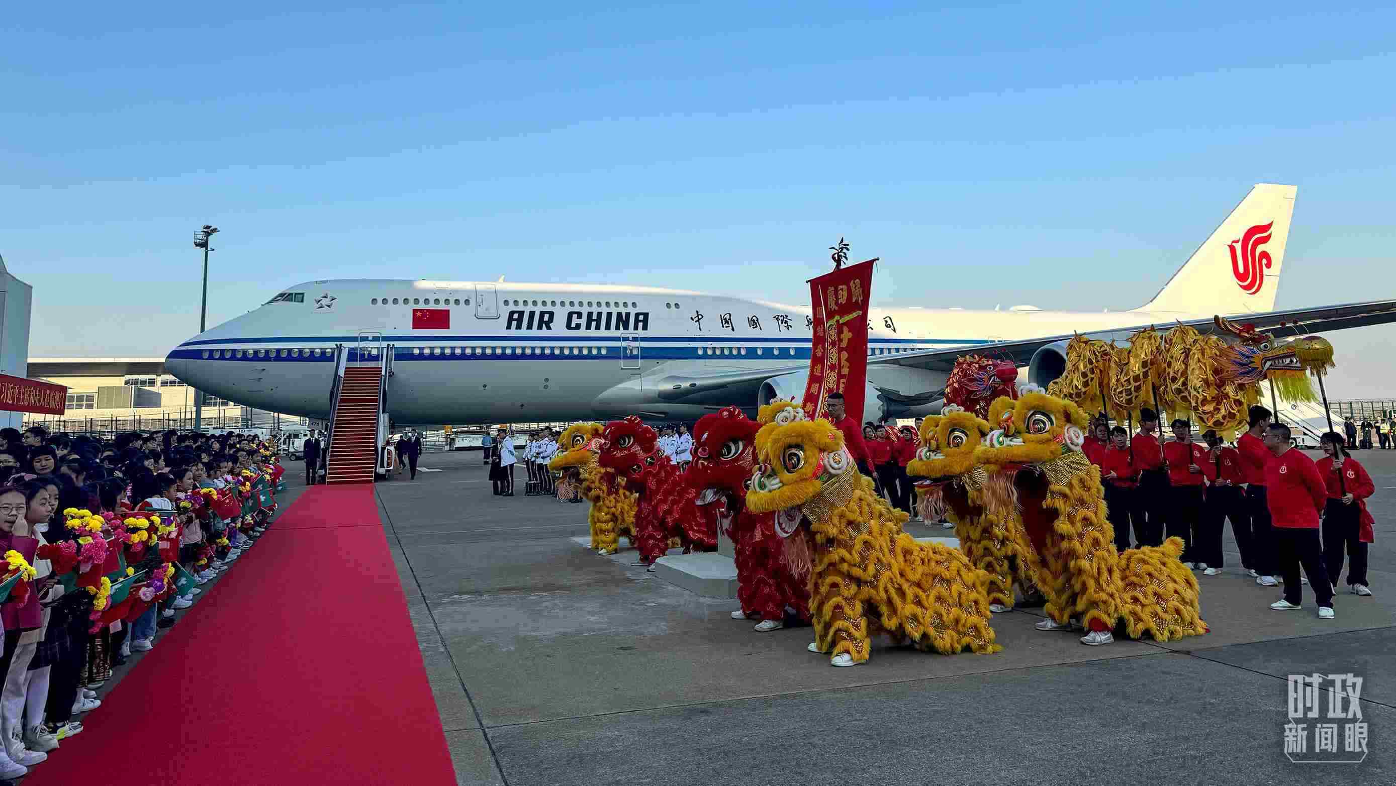 △機(jī)場(chǎng)歡迎人群靜候習(xí)主席。（總臺(tái)央視記者李增仁拍攝）
