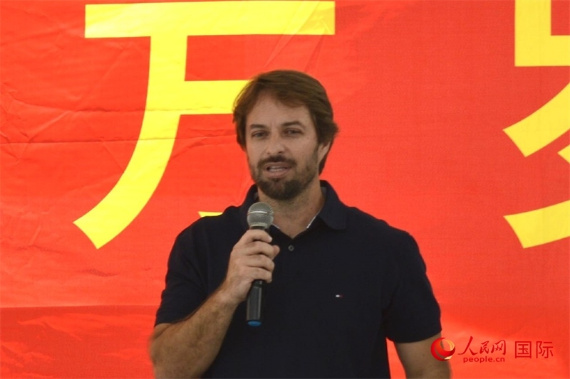 里約州環(huán)境與可持續(xù)發(fā)展廳副廳長費(fèi)利佩·克魯奇克在捐贈活動上致辭。人民網(wǎng)記者 陳海琪攝