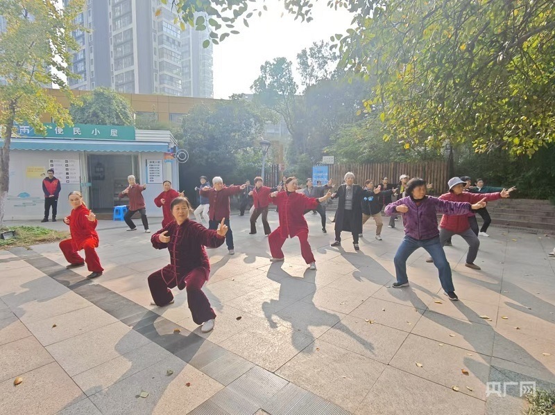 長虹路社區(qū)一家親驛站廣場上市民們打八段錦（央廣網記者 王錫斐 攝）