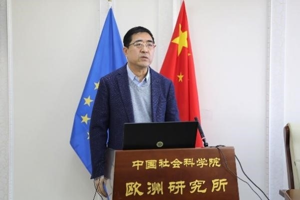 中國(guó)社會(huì)科學(xué)院歐洲研究所所長(zhǎng)、《歐洲發(fā)展報(bào)告（2023～2024）》主編馮仲平研究員致辭。吳迪攝