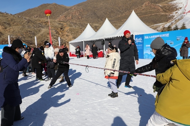 雪地拔河活動。內(nèi)蒙古自治區(qū)殘疾人聯(lián)合會供圖