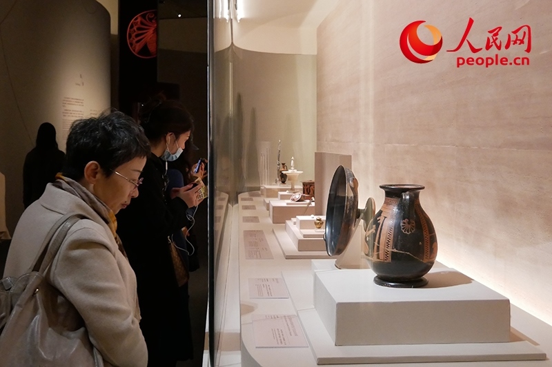 11月13日，觀眾正在國(guó)博參觀“美的多元——古希臘的藝術(shù)與生活”展。人民網(wǎng)記者 韋衍行攝