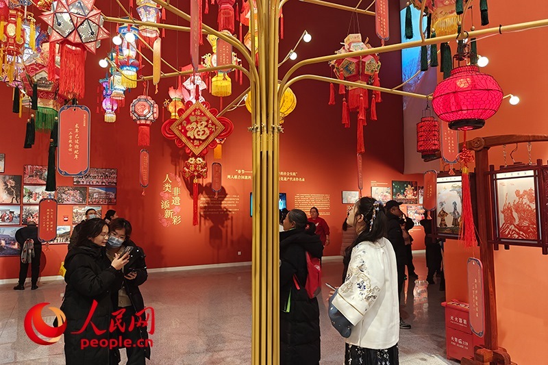 12月21日，觀眾正在參觀“過年——春節(jié)主題展”。人民網(wǎng)記者 韋衍行攝