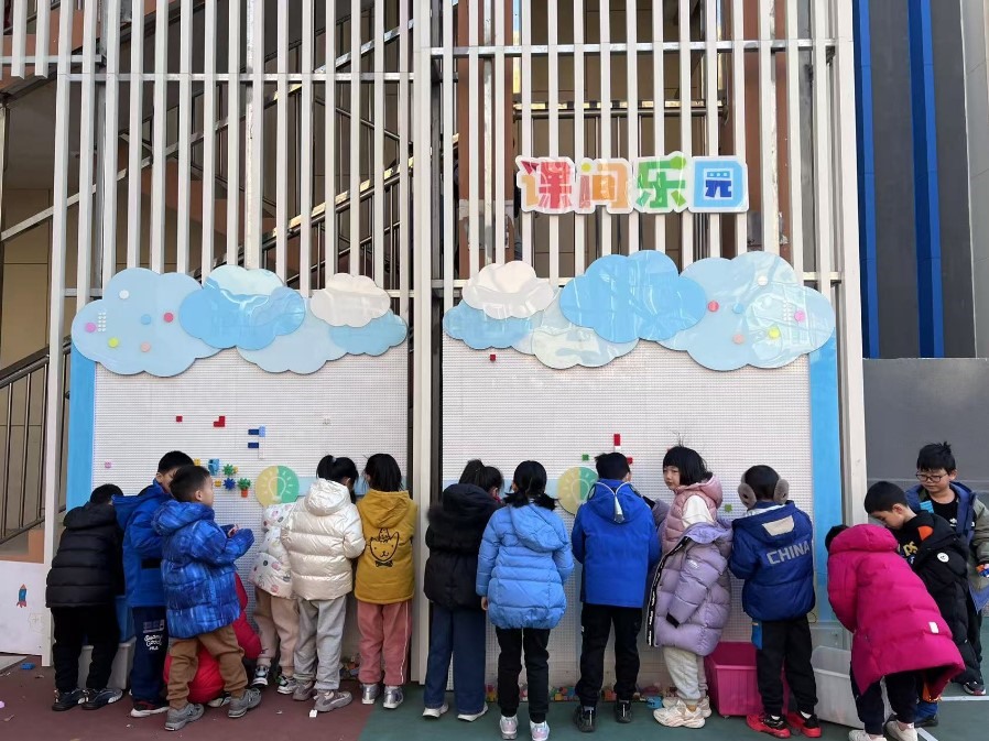 學(xué)生們在課間樂園玩拼圖。人民網(wǎng) 白炅攝