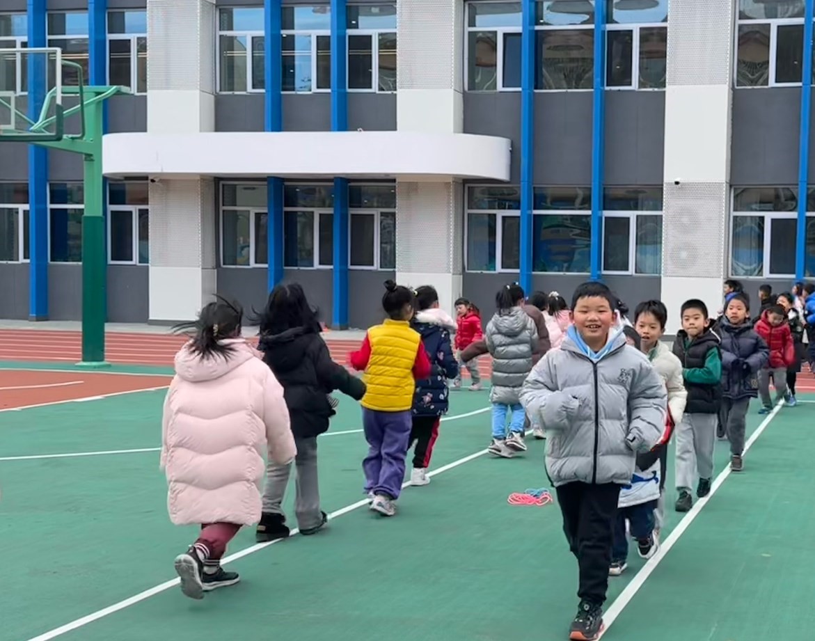 一年級的同學(xué)課間跑步 。學(xué)校供圖