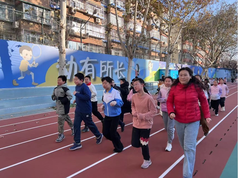 學(xué)生們在班主任陪同下跑步。人民網(wǎng) 白炅攝