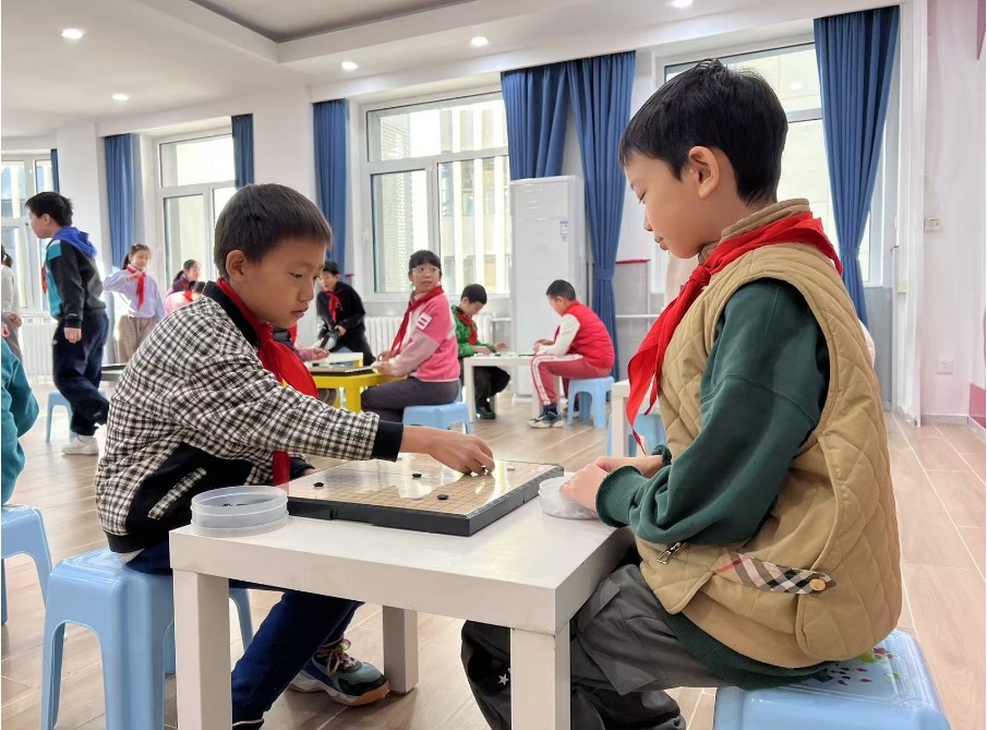 學(xué)生們在少先隊大廳下圍棋。人民網(wǎng) 白炅攝