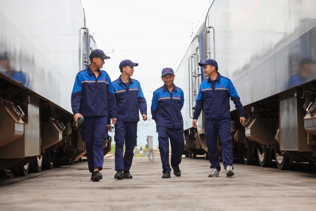 2024年9月9日，來自中國、老撾的師徒4人在中老鐵路萬象運營管理中心的機車檢修庫內。新華社發(fā)（楊永全攝）
