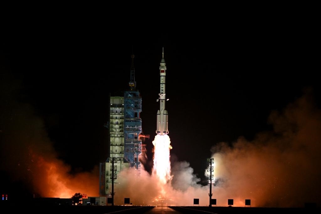 2024年10月30日，搭載神舟十九號載人飛船的長征二號F遙十九運載火箭在酒泉衛(wèi)星發(fā)射中心點火發(fā)射。新華社記者李鑫攝