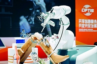 2024年中國國際服務貿易交易會上展出的人工智能骨科手術機器人。新華社發(fā)