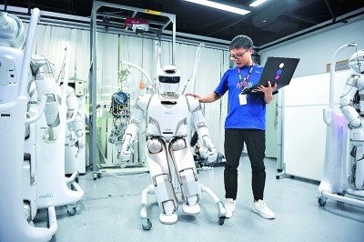 廣東深圳，一家公司的工作人員對人形機器人進行測試。新華社發(fā)