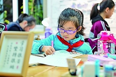 在河南洛陽市澗西區(qū)長安路街道長安路二社區(qū)共享自習室內(nèi)，孩子們在學習。李衛(wèi)超攝/光明圖片