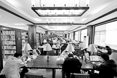 重慶大學(xué)圖書館，大學(xué)生們正在讀書學(xué)習(xí)。孫凱芳攝/光明圖片