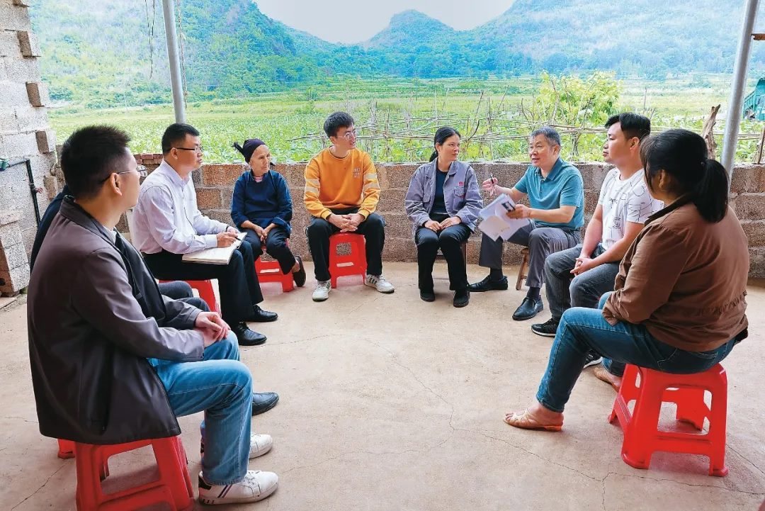 △法學(xué)會法律咨詢專家等入戶走訪、調(diào)解糾紛。