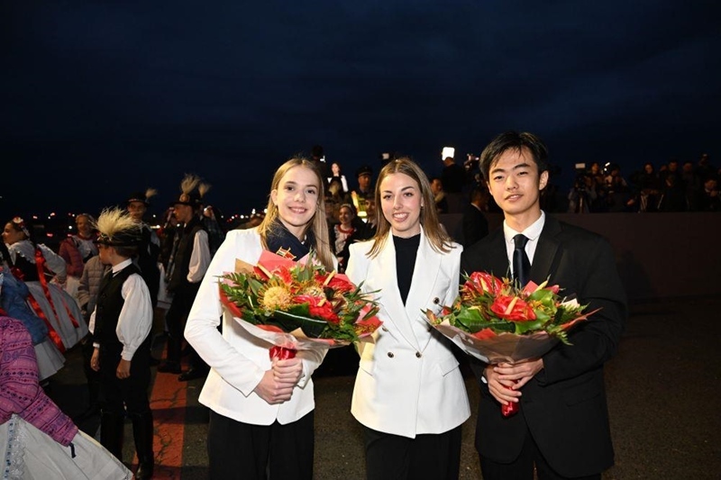 當?shù)貢r間2024年5月8日晚，在匈牙利布達佩斯國際機場，匈牙利姑娘歐拉·塔瑪拉（中）與匈中雙語學(xué)校兩名參加歡迎儀式的學(xué)生合影。