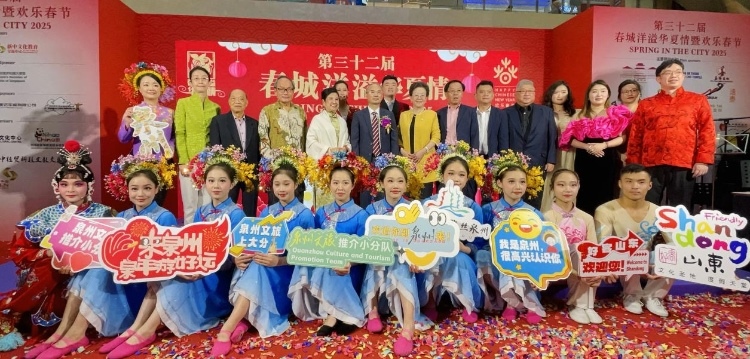 第32屆“春城洋溢華夏情暨歡樂春節(jié)”開幕式活動(dòng)現(xiàn)場嘉賓與表演者合照。活動(dòng)主辦方供圖